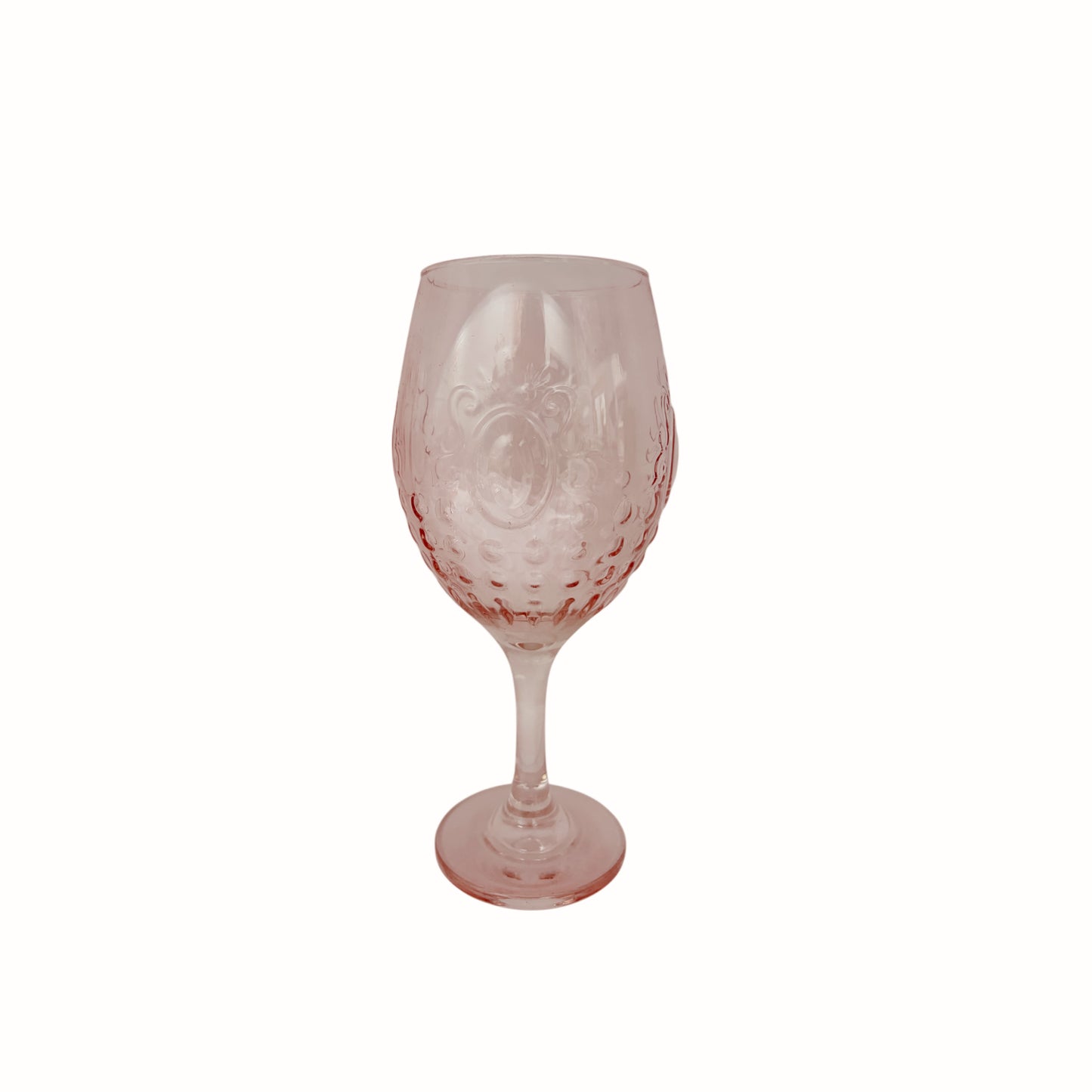 Calice da vino in vetro color rosa antico trasparente con decori barocchi in rilievo.