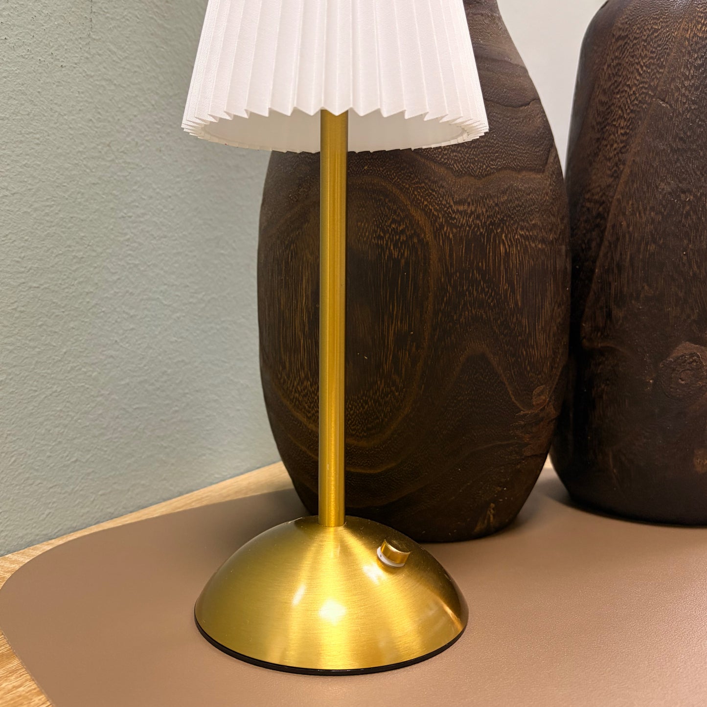Lampada da Tavolo Ricaricabile Plissé – Oro Satinato e Design Minimal