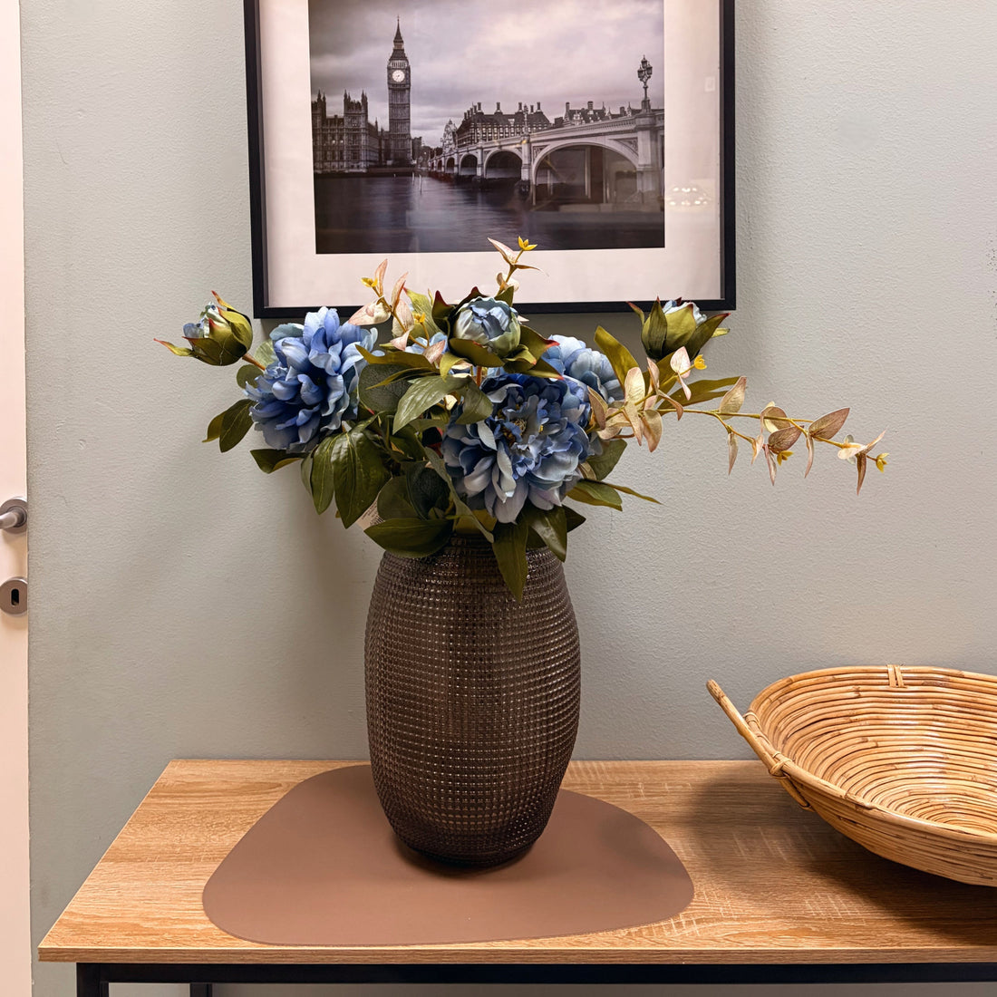 Vaso decorativo moderno con bouquet di fiori blu su tavolo in legno, stile homedecor contemporaneo - Tutto Casa Igiene & Homedecor, Paternò