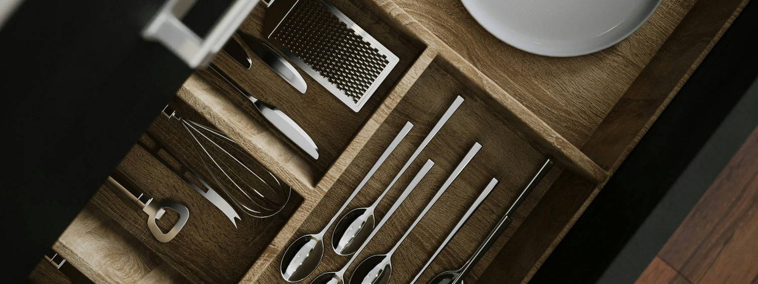 Organizzazione interna di un cassetto cucina con piatti, casalinghi e posate di design, sezione Cucina e Tavola di Tutto Casa Igiene & Homedecor