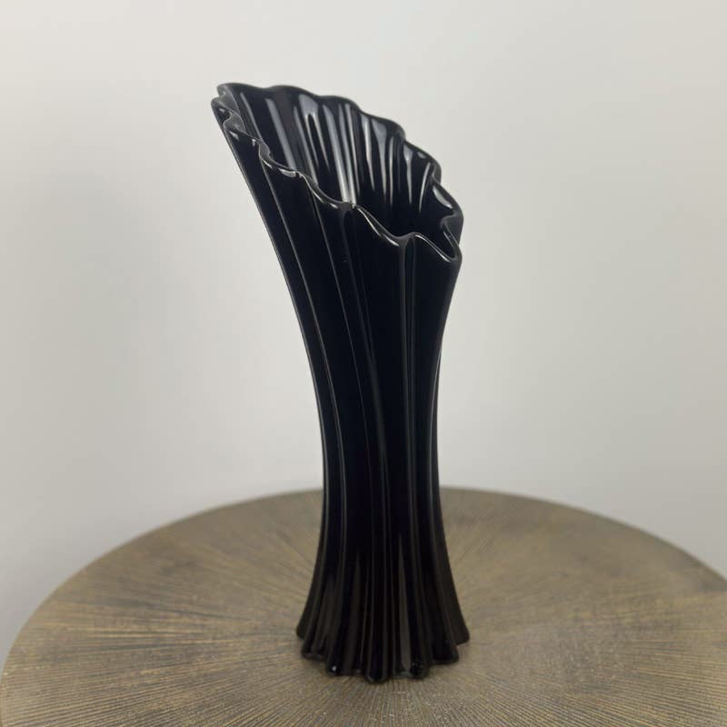 Vaso ondulato in ceramica nera