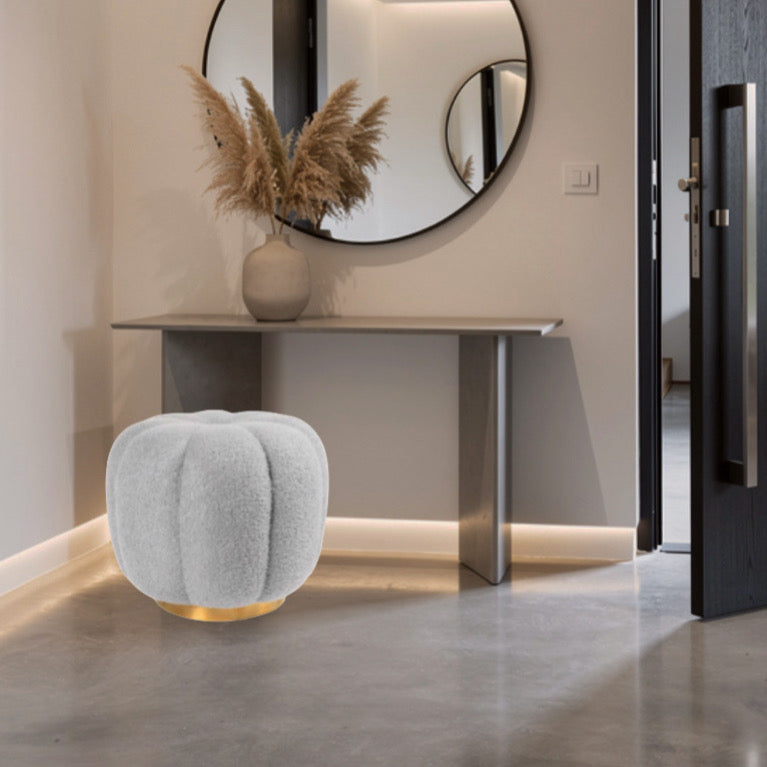Pouf Scultoreo – Soft Bouclé & Gold Detail