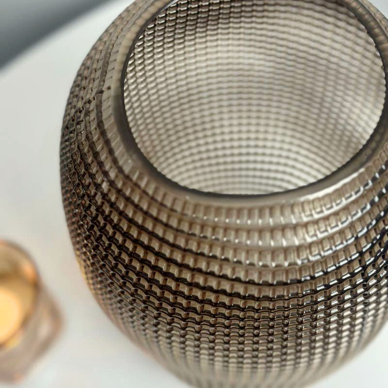 Vaso contemporaneo in vetro strutturato