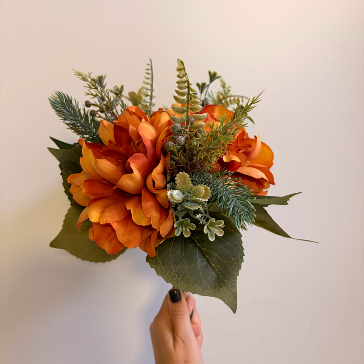 Bouquet di Fiori Artificiali Autunnali – Decorazione Mazzo con Peonie Arancioni e Bacche