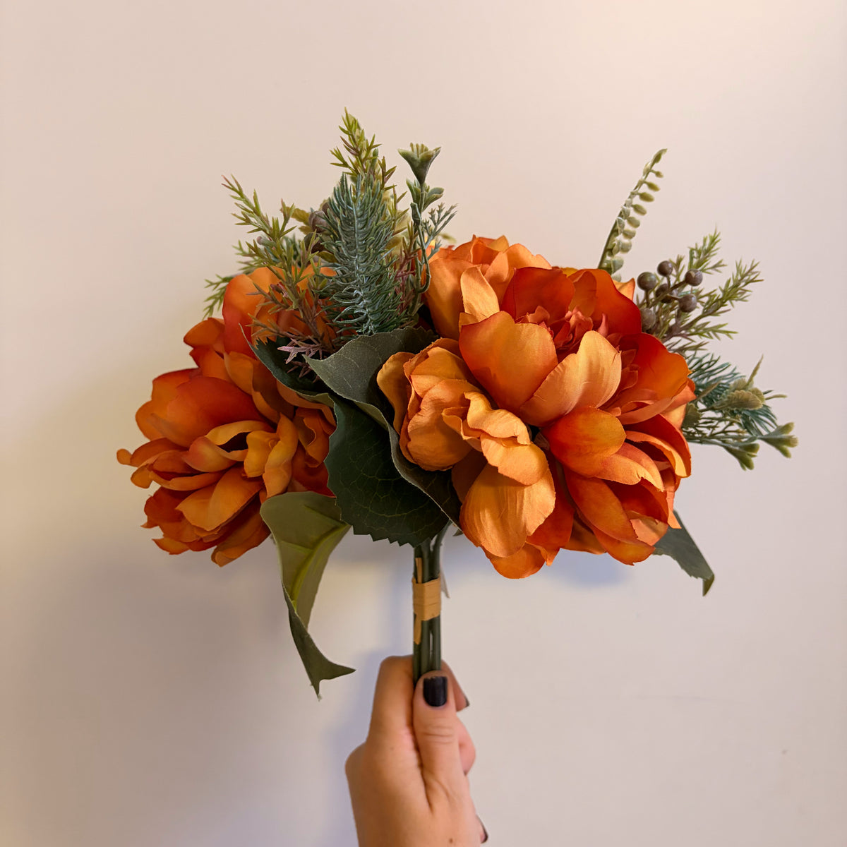 Bouquet di Fiori Artificiali Autunnali – Decorazione Mazzo con Peonie Arancioni e Bacche