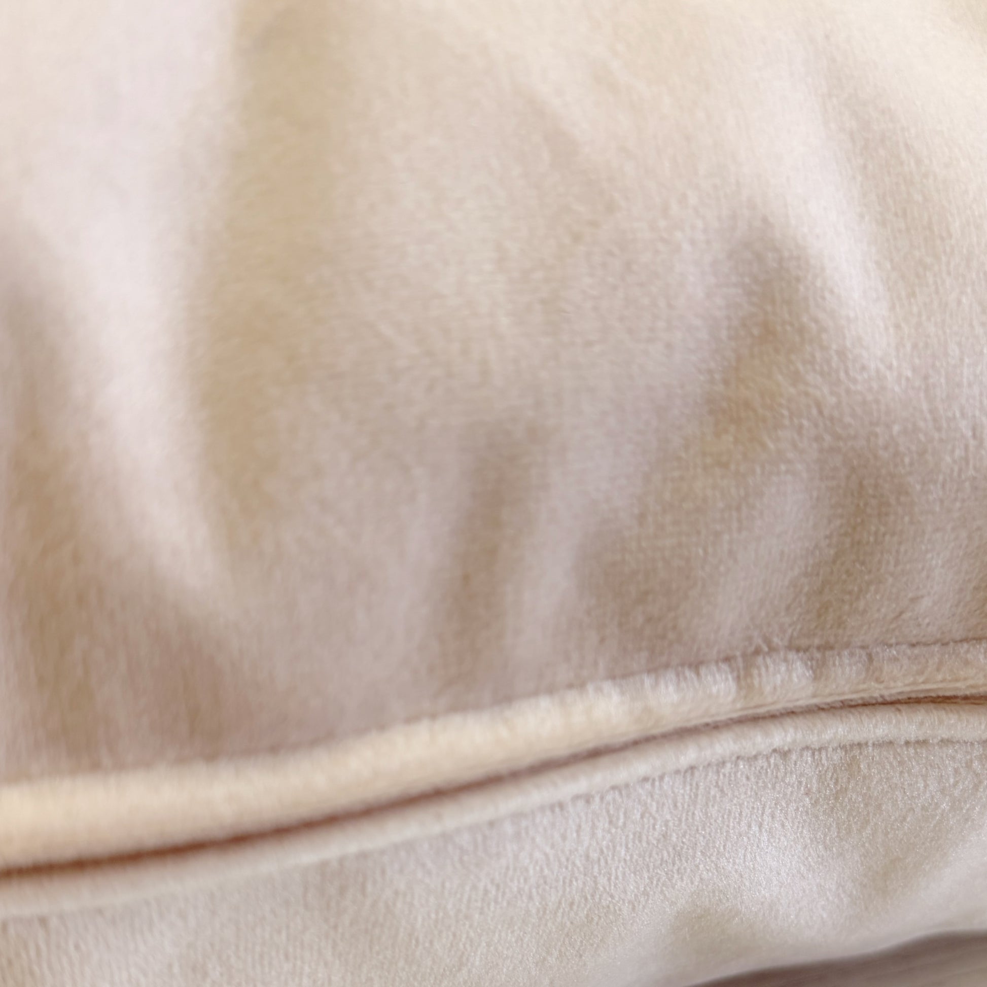 Cuscino arredo quadrato in morbido velluto color avorio o crema chiaro, perfetto per zone living, camere da letto e altri spazi