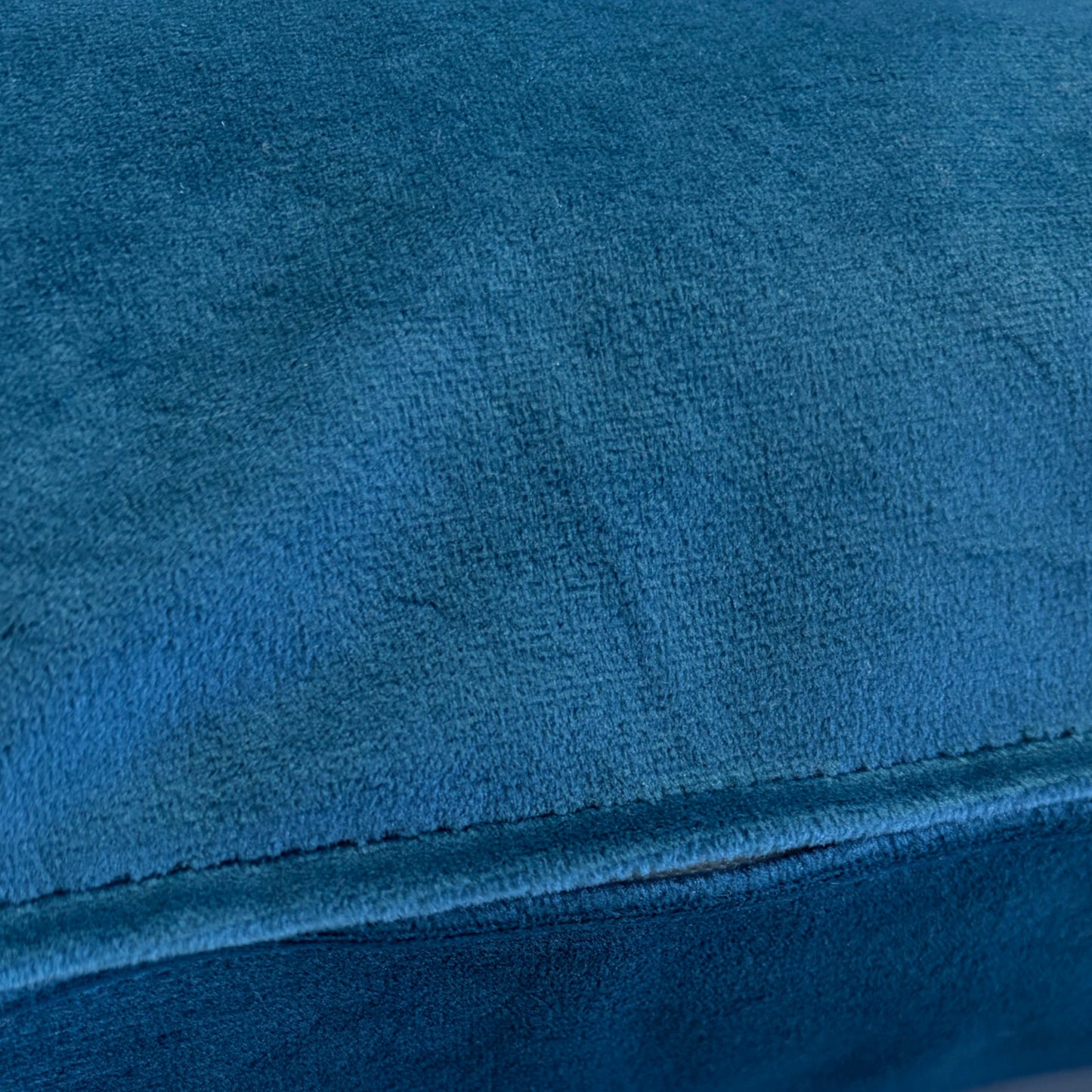 Cuscino arredo quadrato in velluto blu oceano spento (dusty blue), tonalità polverosa e rilassante per interni eleganti. Spedizione veloce. 