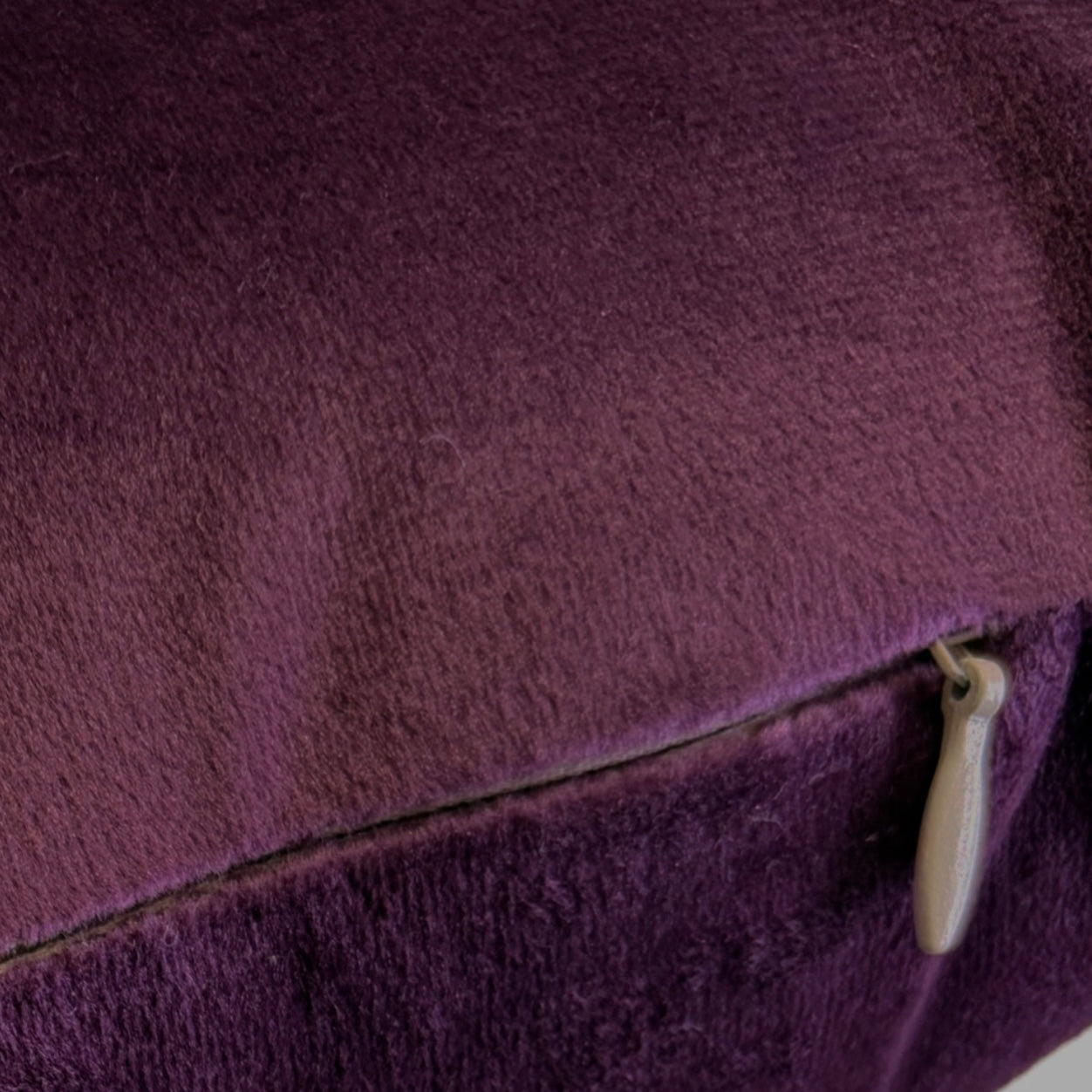 Cuscino decorativo in velluto melanzana 30x50 cm con chiusura a zip invisibile. Alta qualità. 