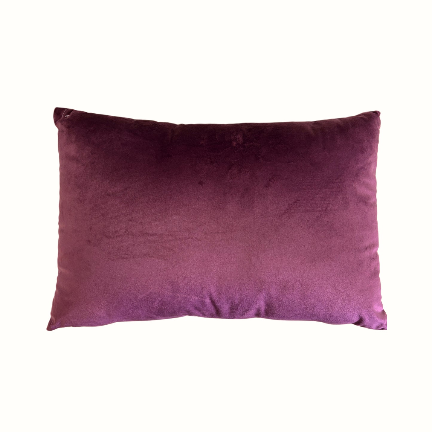 Cuscino decorativo in velluto melanzana 30x50 cm con chiusura a zip invisibile.