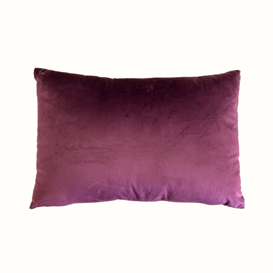 Cuscino decorativo in velluto melanzana 30x50 cm con chiusura a zip invisibile.