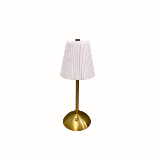 Lampada da tavolo ricaricabile senza fili con paralume plissé bianco e base in metallo oro satinato Tutto Casa Igiene & Homedecor.