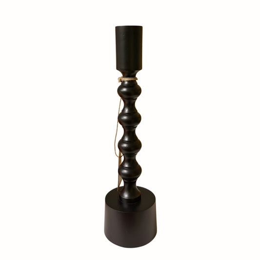 Portacandele alto in metallo nero opaco con stelo lavorato a nodi per home decor e decorazioni autunnali.