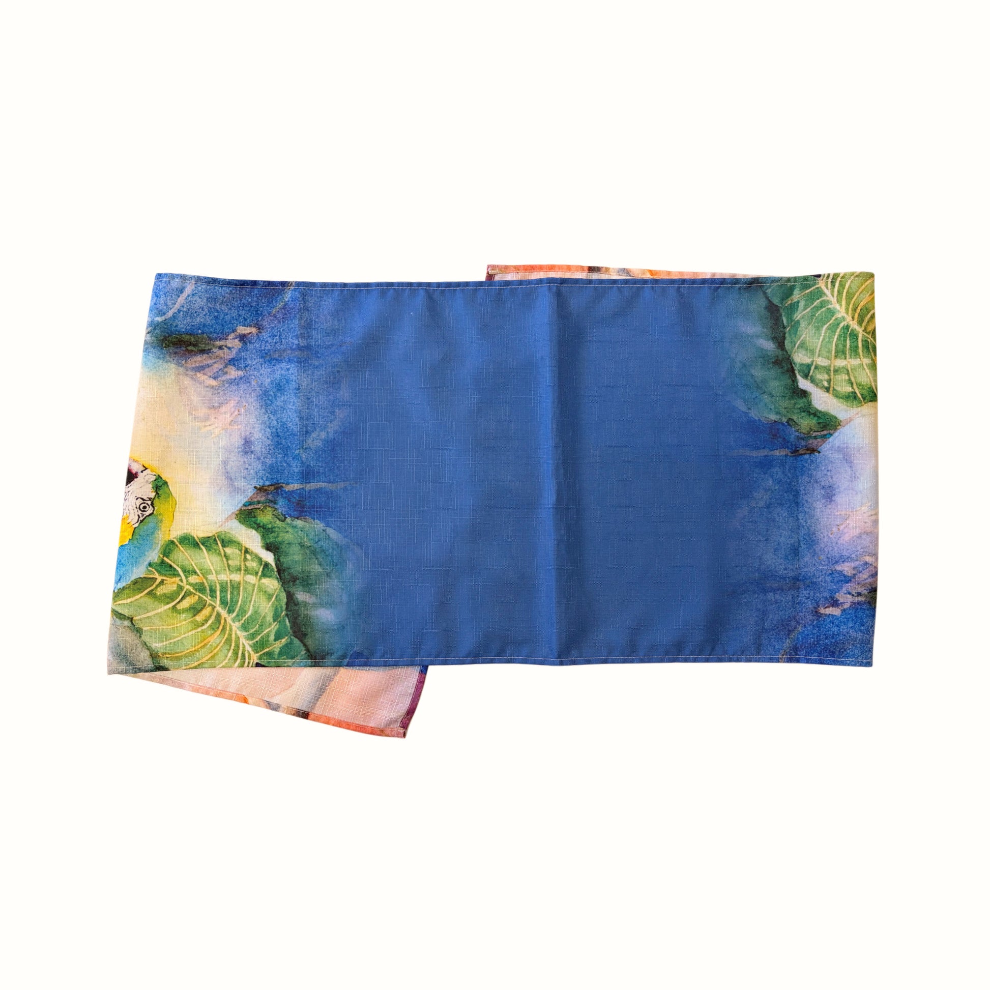 Runner da tavola in tessuto blu con motivo tropicale di pappagallo e foglie ad acquerello steso