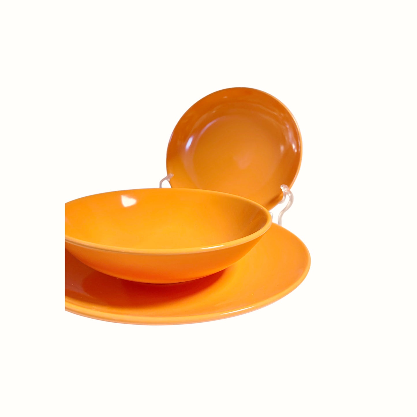 Dettaglio laterale del set di stoviglie moderne in ceramica arancione albicocca con finitura lucida 