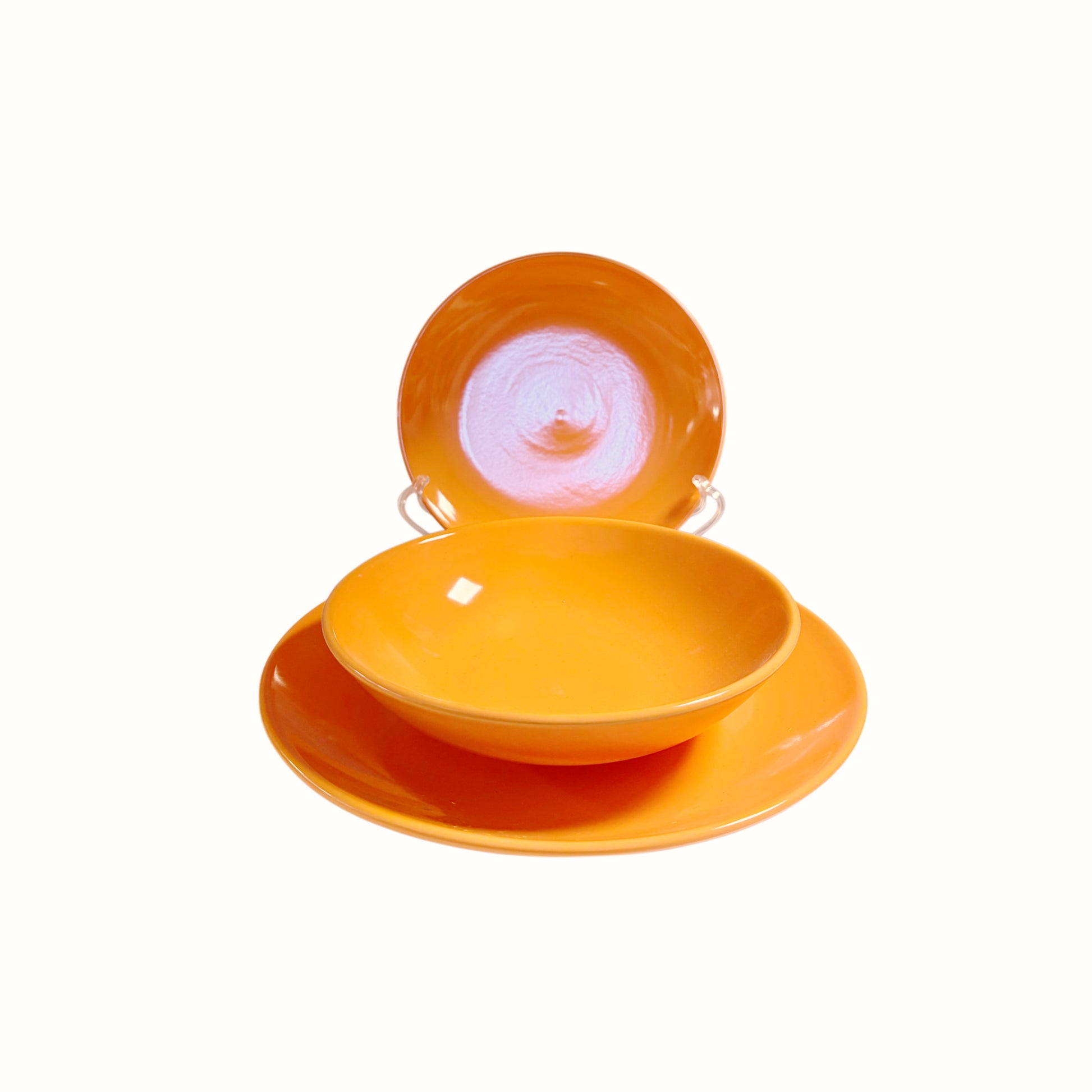 Servizio di piatti in ceramica color albicocca composto da piatto piano, piatto fondo e piattino da frutta coordinati perfetti per una tavola estiva moderna