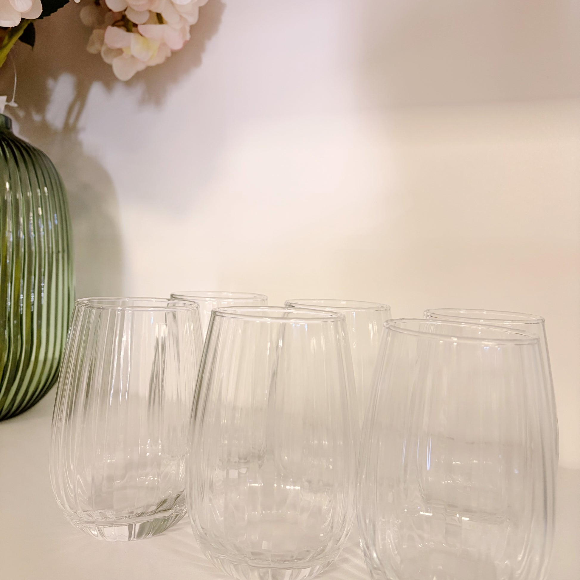 Set di 6 bicchieri tumbler in vetro trasparente con silhouette geometrica ed elegante scanalatura plissé a coste larghe 