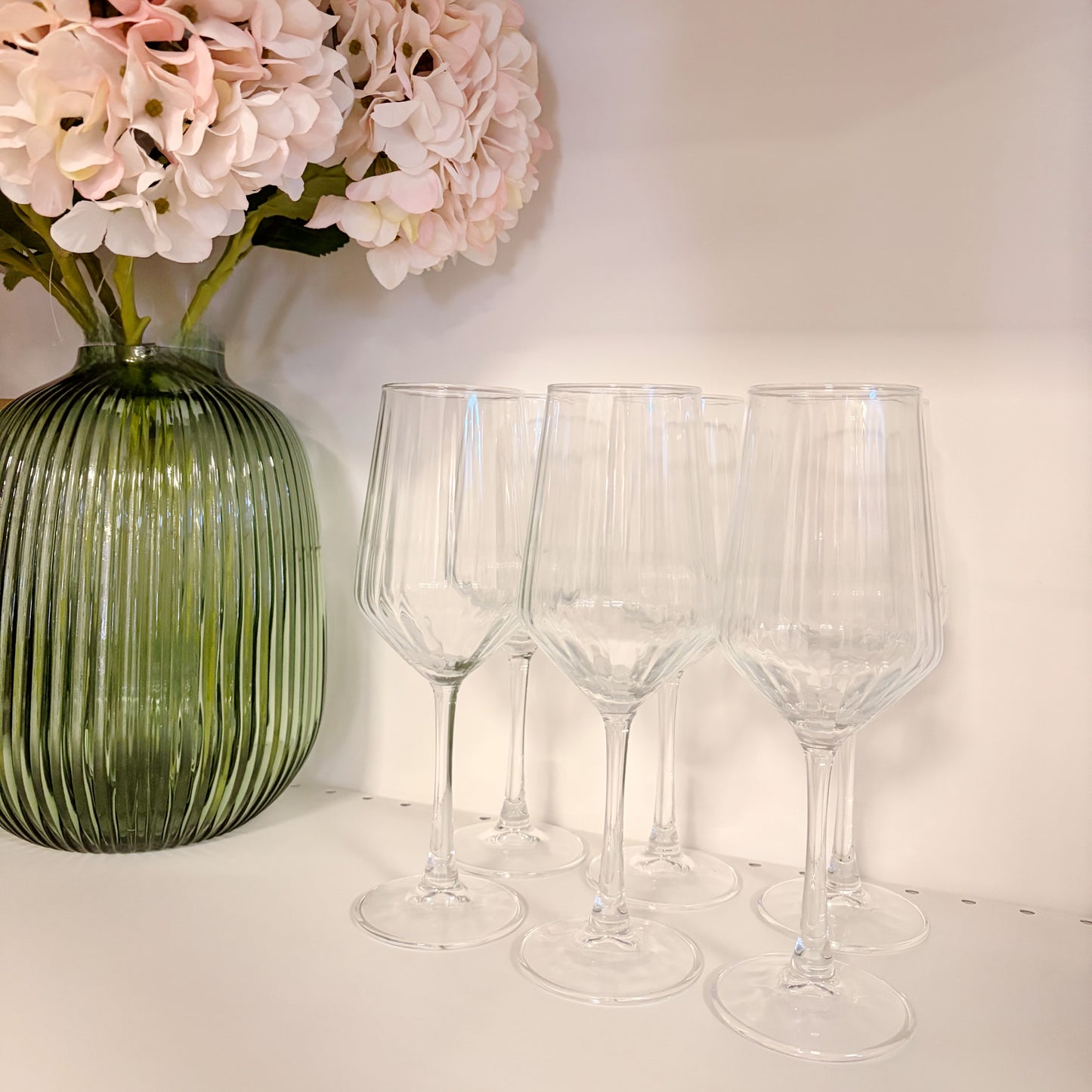 Set di 6 calici da vino in vetro trasparente con coppa geometrica angolata a diamante ed effetto plissé scanalato.