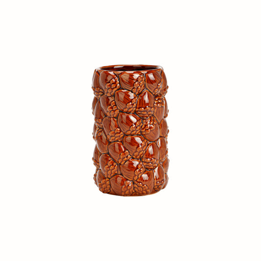 Piccolo vaso in ceramica smaltata marrone con texture a rilievo di pigne e ghiande, decorazione autunnale per la casa.