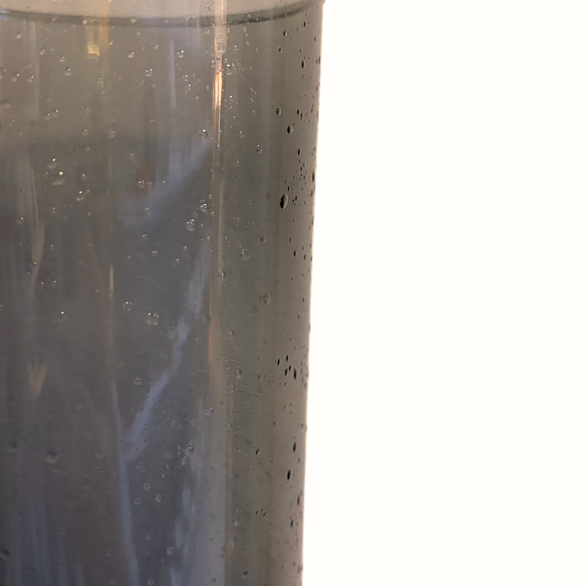 Dettaglio texture vetro fumé con effetto gocce d'acqua, vaso cilindrico artigianale