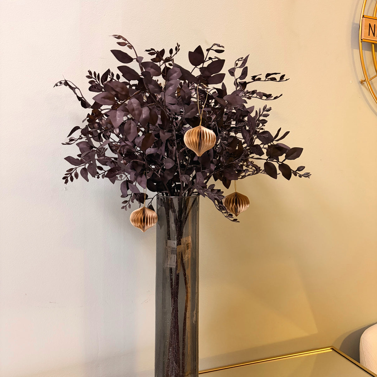 Vaso cilindrico in vetro fumé con effetto gocce d'acqua, ambientato con foglie autunnali viola scuro e decorazioni tortora a nido d'ape