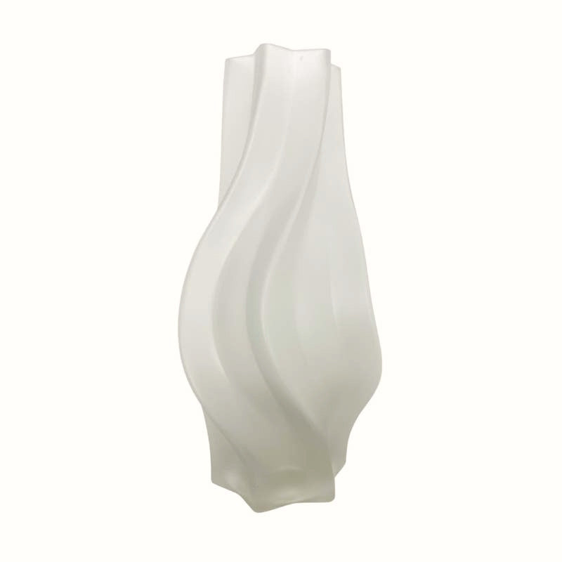 Vaso scultoreo in vetro satinato con design a onde verticali e finitura opaca.
