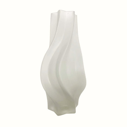 Vaso scultoreo in vetro satinato con design a onde verticali e finitura opaca.
